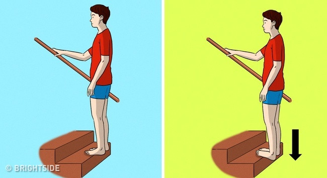 8. Làm căng bắp chân: Hai chân đứng thẳng lên cầu thang. Đặt tay trên tường hoặc lan can để giữ cân bằng. Từ từ nâng gót chân lên cao khỏi mặt sàn và giữ 30 giây nếu bạn thấy căng nhẹ một bên chân.