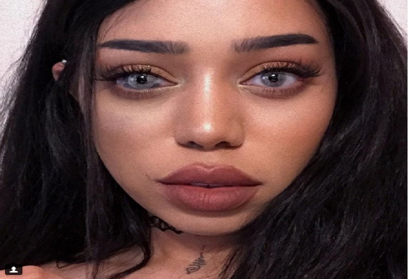 Cô gái mang một vẻ đẹp quyến rũ và lạ mắt.