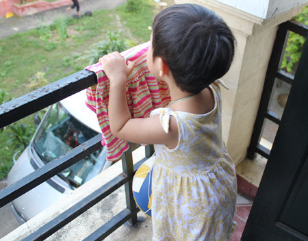 Liên tiếp trong thời gian gần đây đã xảy ra các vụ tai nạn thương tâm ở trẻ nhỏ như: Bé trai 13 tháng tuổi ở tỉnh Bình Dương bị đứt lìa bàn tay vì ngồi chơi cạnh bố trong lúc sửa xe, bé trai 3 tuổi ở tỉnh Bến Tre bị ngã vào máy xay bột nhang bị dập nát bàn tay... Trong nhiều vụ tai nạn trẻ em, chỉ trong một phút người lớn bất cẩn, con trẻ phải mang thương tật cả đời.