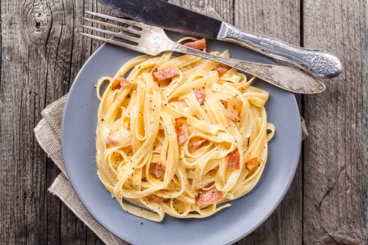 Cách làm mì ống ngon nhất: Bạn hãy cho mì ống khi được nấu chín hoàn toàn vào trong nước sốt trong vài phút trước khi bắc ra sẽ chúng ngấm đều hương vị hơn.