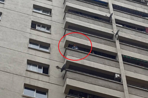  Mẹ đi chợ con 5 tuổi ngã tầng chết thảm: Trong lúc ở nhà một mình đợi mẹ đi chợ về, cháu trai 5 tuổi đã rơi từ tầng 5 khu nhà tập thể xuống đất chết thảm. Vụ tai nạn xảy ra ngày 12/12/2012 tại chung cư cao tầng số 137 đường Ngô Gia Tự, P.2 quận 10,TPHCM. Nguyên nhân vụ tai nạn được xác định do mẹ cháu để cháu chơi một mình trên tầng 5 khu chung cư rồi đi chợ. Trong lúc mẹ chị chợ, bé Hậu rơi từ tầng 5 xuống đất tử vong. Ảnh minh họa.