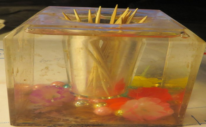  Bé trai chết thảm vì uống phải chất hóa học: Cuối năm 2017, một bé trai 17 tháng tuổi nhập viện trong tình trạng hôn mê sâu do uống phải chất hoá học trong lọ tăm. Cháu bé Nghệ An được chuyển ra Hà Nội để điều trị, song đã tử vong vì ngộ độc quá nặng.