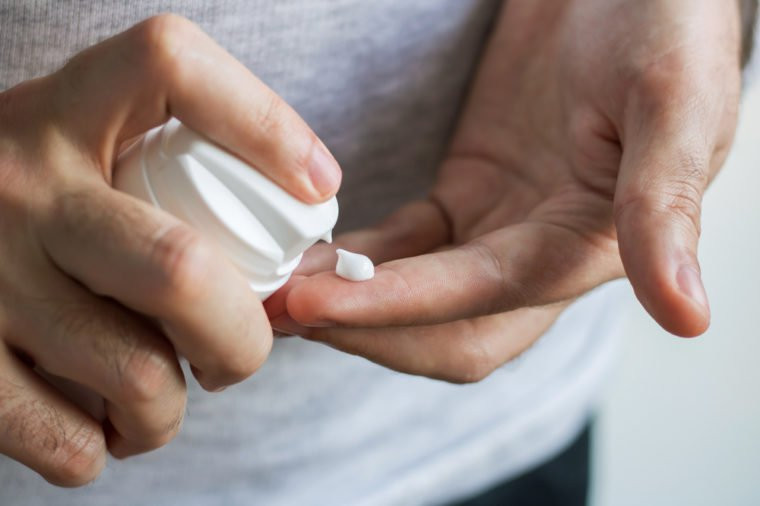 Sử dụng kem ban đêm: Các hoạt chất có trong kem ban đêm sẽ giúp dưỡng da và cải thiện đáng kể da của bạn sau một thời gian sử dụng bạn sẽ chống được lão hoá cơ thể.