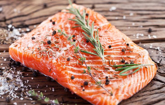  Cá hồi đóng túi có thể giúp giảm béo Cá hồi đóng gói (cá ngừ là một lựa chọn tốt khác) là loại thực phẩm giúp giảm cân hiệu quả có thể dễ dàng mua được trong siêu thị. Bên cạnh việc là một loại protein tốt, giúp cơ thể hấp thụ tốt hơn, làm cho cơ bắp săn chắc thì cá hồi cung cấp lượng lớn axit béo omega-3, một chất dinh dưỡng giúp giảm béo. 