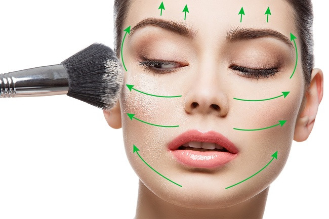  7. Sử dụng phấn mặt: Phấn mặt giúp da mặt chống sự mất nước. Các hạt phấn sẽ giữ cho các chất dưỡng ẩm không bị xê dịch, chống sự mất nước và ô nhiễm không khí. 