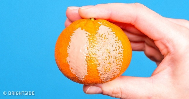  4. Sử dụng kem lót: Với một lớp kem lót nền sẽ giúp da thêm tươi trẻ, khỏe mạnh hơn. Bạn nên chọn loại kem không gây kích ứng hoặc làm tắc nghẽn lỗ chân lông.