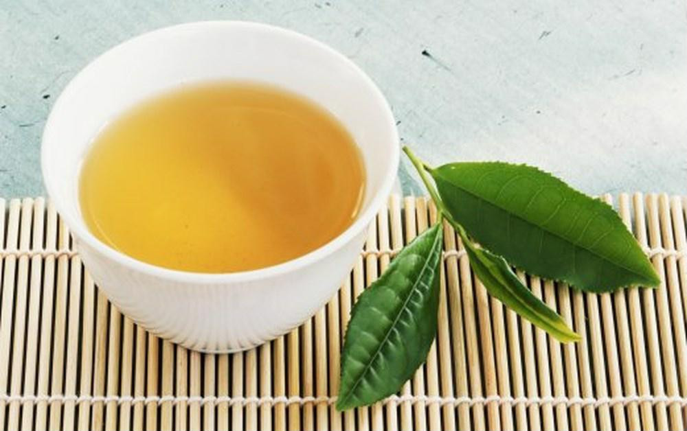 rà xanh chứa lượng chất chống oxy hóa dồi dào, do đó mặt nạ giấy từ nguyên liệu này không chỉ điều trị mụn hiệu quả mà còn ngăn ngừa lão hóa tối ưu - Ảnh: Internet.