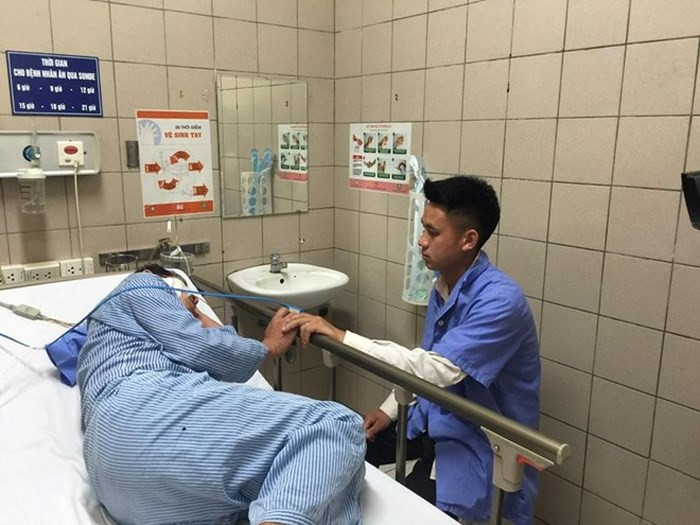 Bệnh nhân Sùng Diêu Hồng đang điều trị tại Bệnh viện Bạch Mai. (Ảnh: PV/Vietnam+).