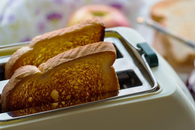 Bánh mì nướng với bơ: Bạn sẽ cảm thấy nhanh đói hơn vì bánh mì không chứa protein. Thay vào đó bạn có thể ăn với trứng và rau.