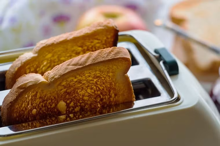 Bánh mì nướng với bơ: Bạn sẽ cảm thấy nhanh đói hơn vì bánh mì không chứa protein. Thay vào đó bạn có thể ăn với trứng và rau.