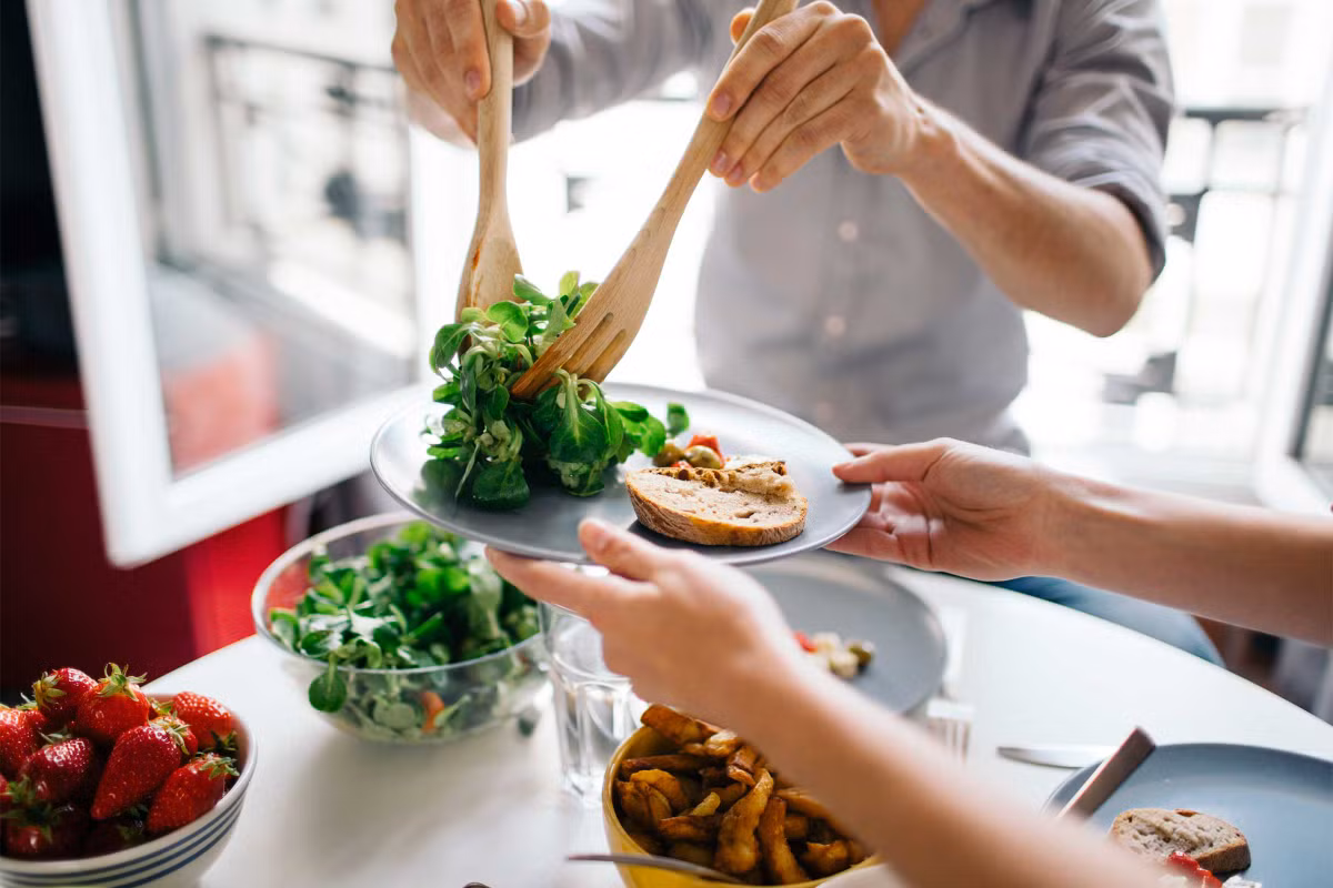 Biết kiểm soát năng lượng: Mỗi ngày bạn cần kiểm tra năng lượng nạp vào cơ thể như thế nào, tránh để dư thừa lượng calo trong cơ thể dẫn đến tăng cân.