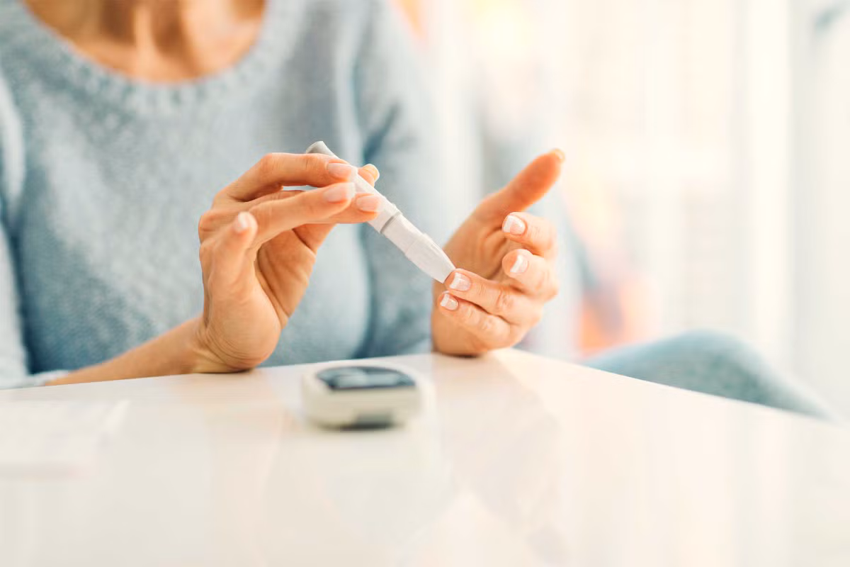 Theo dõi tình hình sức khỏe: Chẩn đoán bệnh sớm sẽ cho bạn cách giải quyết sớm và hiệu quả hơn.