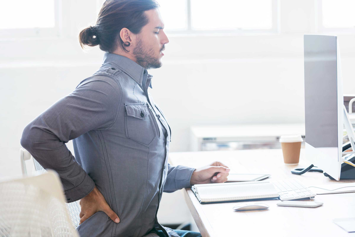 Đau mãn tính: Bạn cảm thấy cơn đau thường xuyên, liên tục và không thấy thuyên giảm hãy đến gặp bác sĩ ngay.