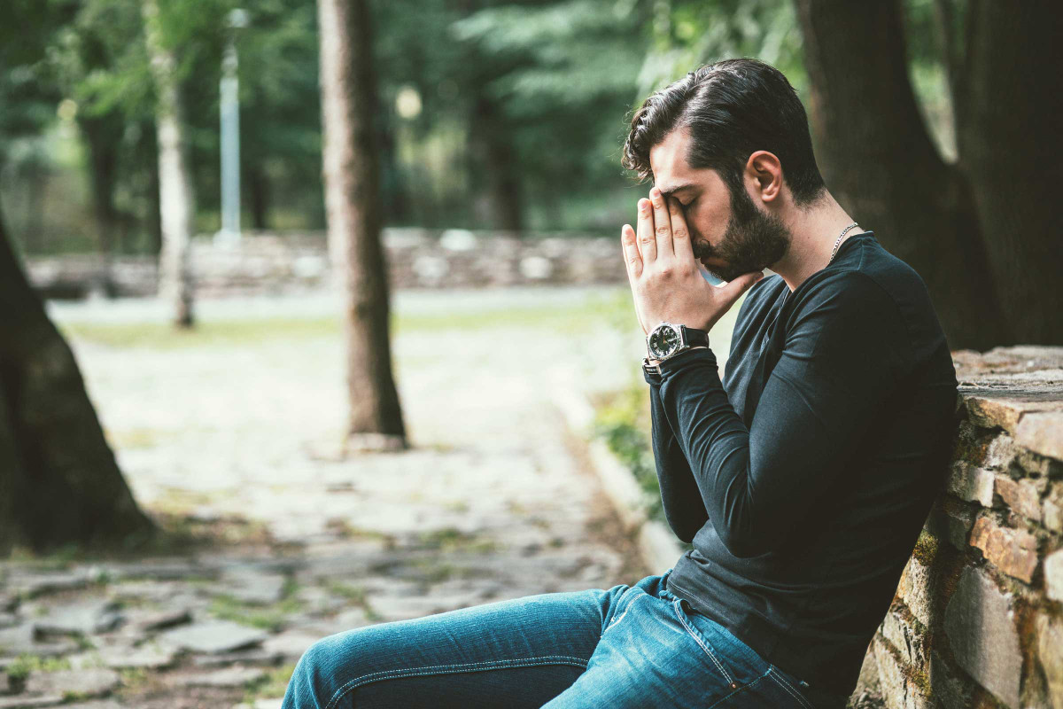 Trầm cảm: Bạn sẽ cảm thấy bi quan, không còn vui vẻ và muốn thu mình với thế giới xung quanh.