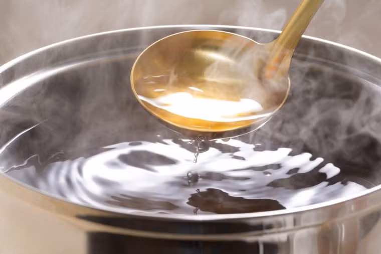 Cách chuẩn bị nước dùng ngon: Sử dụng thịt và xương với một lượng nước vừa phải đun trong lửa nhỏ và vớt sạch bọt. Bạn sẽ có nồi nước dùng ngon hơn.