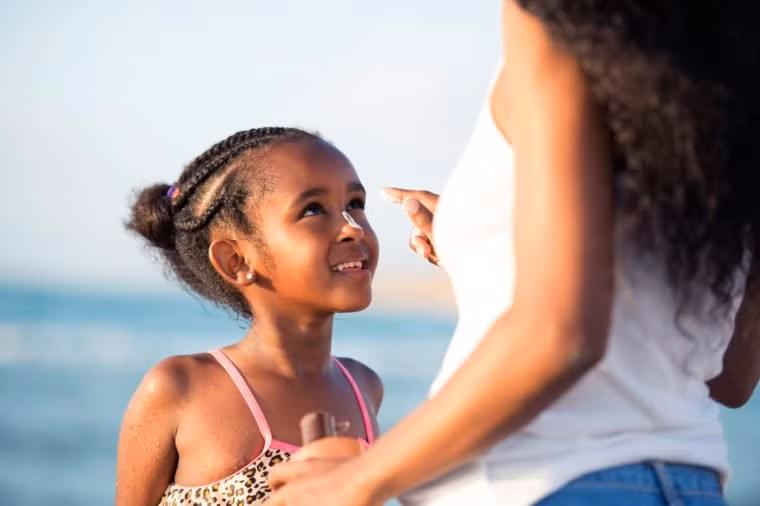 Da đen ít bị ung thư da: Những người có da sẫm thường ít có nguy cơ bị ung thư da hơn song không phải là miễn dịch.