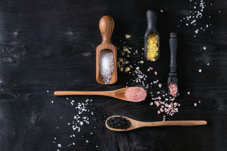 Cẩn thận khi sử dụng muối: Nếu lượng muối quá nhiều sẽ làm giảm độ ngon của món ăn, nhiều người sử dụng cách rắc muối từ trên cao để chúng được đều hơn.