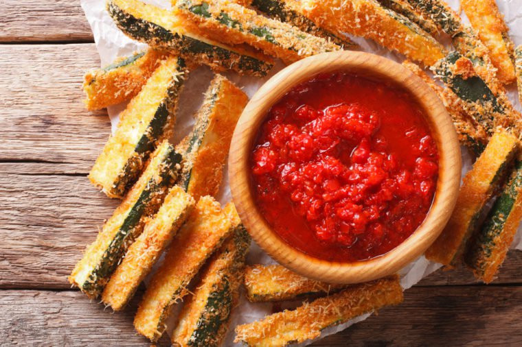 Khoai tây chiên với sốt cà chua: Chắc chắn những miếng khoai tây chiên giòn cùng với nước sốt cà chua thơm và hơi cay sẽ kích thích vị giác của bạn.