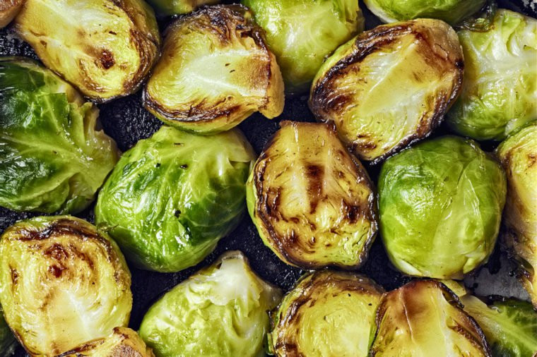 Trang trí món ăn hấp dẫn với trẻ em: Bạn có thể sử dụng nghệ thuật sắp xếp để làm cho món rau thêm hấp dẫn, giúp trẻ sẵn lòng thưởng thức món ăn này.