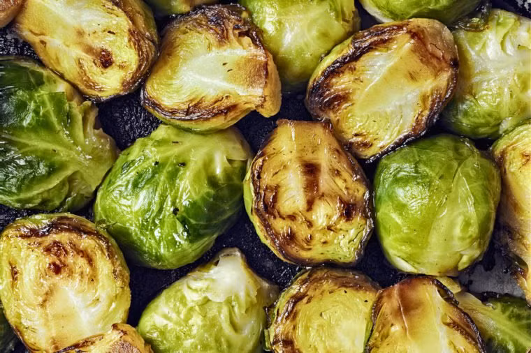 Trang trí món ăn hấp dẫn với trẻ em: Bạn có thể sử dụng nghệ thuật sắp xếp để làm cho món rau thêm hấp dẫn, giúp trẻ sẵn lòng thưởng thức món ăn này.