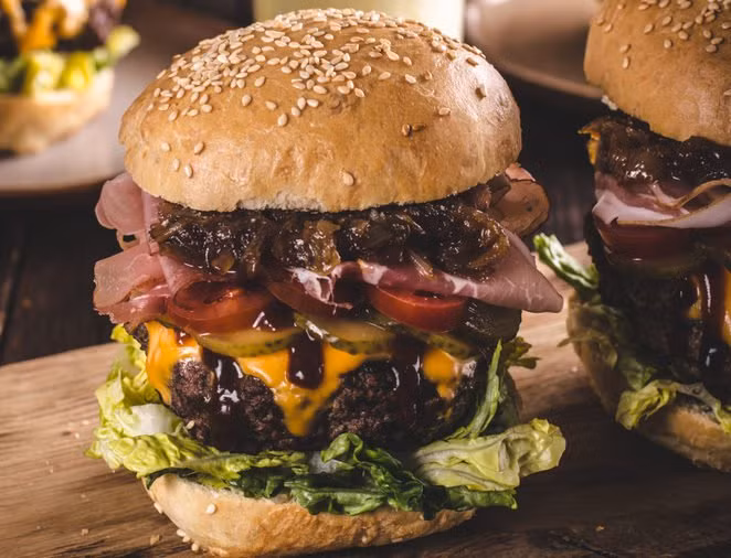 Bánh phô mai kẹp rau củ quả: Những chiếc bánh burger kẹp đầy đủ các loại rau củ quả cần thiết cho cơ thể, thêm vào đó là chút nước sốt chắc chắn sẽ khiến bạn thêm ngon miệng.