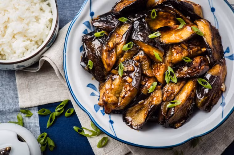 Nước sốt cà tím: Cà tím chứa rất nhiều chất dinh dưỡng, tuy nhiên bạn cần phải biết cách chế biến món ăn sao cho thật hấp dẫn. Có thể sốt cà tím với đường, đậu nành, dấm, tỏi và các loại nước chấm.