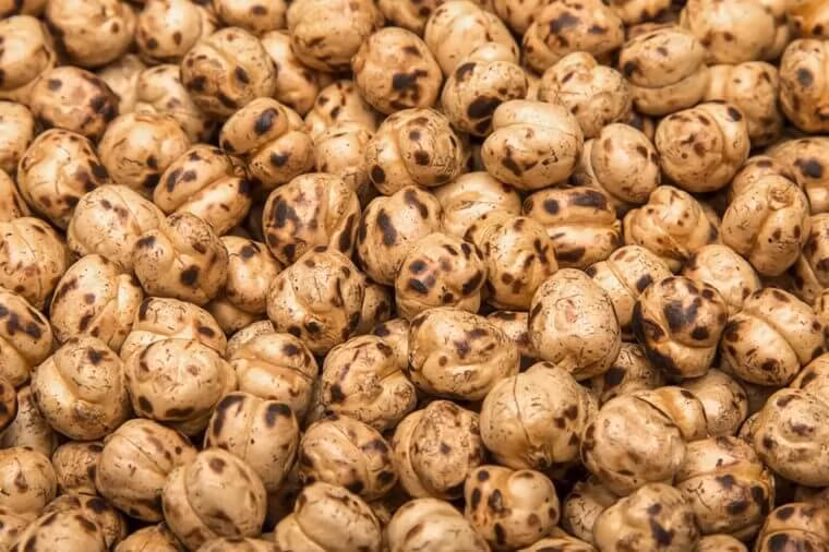  Đậu gà rang khô rất tốt cho sức khỏe Theo chuyên gia dinh dưỡng Maya, đậu gà rang khô là món ăn vặt thân thiện với vòng eo, cung cấp đầy đủ chất xơ và protein thực vật. Chúng ta có thể ăn không hoặc rắc lên súp hay salad. Đậu gà rang khô là một trong những loại thực phẩm lành mạnh mới có giá trị tuyệt vời cho sức khỏe. 