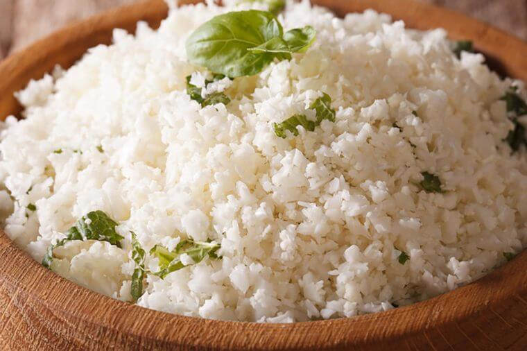  Súp lơ nghiền gỉảm lượng đường trong máu Thay thế các sản phẩm tinh bột như cơm trắng, đế pizza bằng súp lơ nghiền sẽ làm giảm tác động không tốt của các loại tinh bột phổ là giảm lượng đường trong máu dẫn đến tăng cân. Chất xơ là nguyên liệu bí mật có thể giúp bạn giảm 5kg. Bạn có thể mua loại súp lơ được nghiền sẵn trong siêu thị ở khu thực phẩm đông lạnh hoặc tìm các loại bột, đế pizza, hoặc pizza đã làm sẵn từ súp lơ để giúp bạn tiết kiệm thời gian và giảm lượng calorie