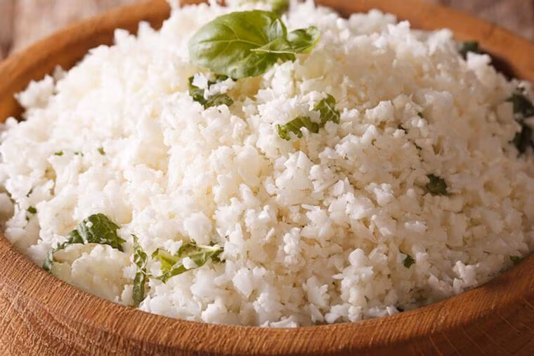  Súp lơ nghiền gỉảm lượng đường trong máu Thay thế các sản phẩm tinh bột như cơm trắng, đế pizza bằng súp lơ nghiền sẽ làm giảm tác động không tốt của các loại tinh bột phổ là giảm lượng đường trong máu dẫn đến tăng cân. Chất xơ là nguyên liệu bí mật có thể giúp bạn giảm 5kg. Bạn có thể mua loại súp lơ được nghiền sẵn trong siêu thị ở khu thực phẩm đông lạnh hoặc tìm các loại bột, đế pizza, hoặc pizza đã làm sẵn từ súp lơ để giúp bạn tiết kiệm thời gian và giảm lượng calorie