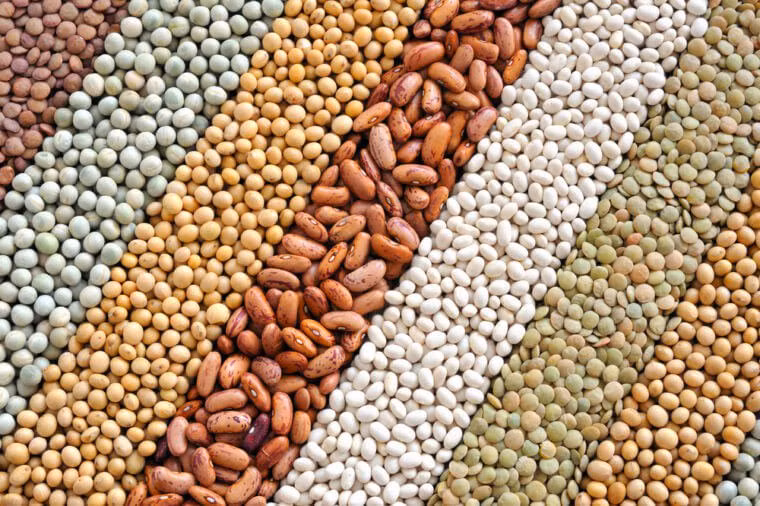  Đậu ít chất béo và chứa rất nhiều protein Theo chuyên gia dinh dưỡng Bonnie Taub-Dix, những thực phẩm giảm cân tự nhiên này có giá thành rẻ, lành tính, đa dạng và chứa 2 thành phần quan trọng giúp giảm cân: Ít béo, protein tự nhiên và chất xơ. Đứng đầu danh sách thực phẩm giảm cân trong siêu thị là các loại ngũ cốc đóng hộp. Không phải chế biến cầu kỳ mà có thể sử dụng luôn, thậm chí bạn có thể dùng cả nước sốt bên trong chứa nhiều protein, có thể thay cho trứng đối với người ăn kiêng.