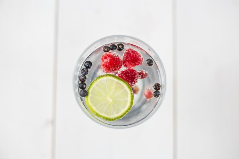  6. Nước: Bạn nên cung cấp nước vào các thời điểm trong ngày chứ không nên uống quá nhiều trước khi đi ngủ.