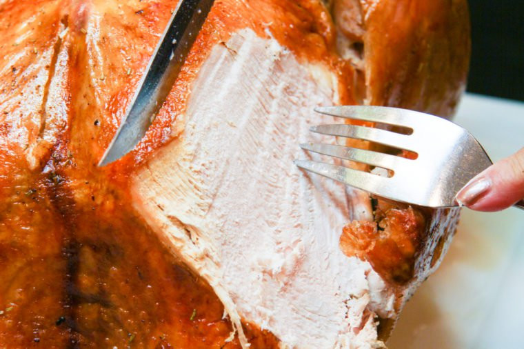  3. Gà tây: Chứa nhiều năng lượng, protein và chất béo... gà tây là một trong số các thực phẩm không nên ăn trước khi đi ngủ.