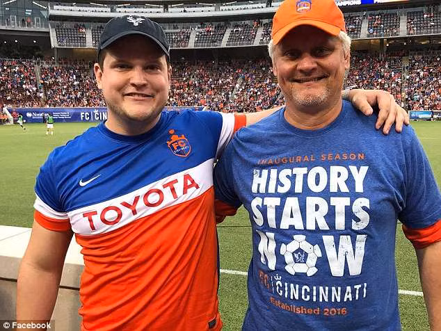 Hai cha con đã dành cả thời gian tham dự tất cả các sự kiện thể thao.