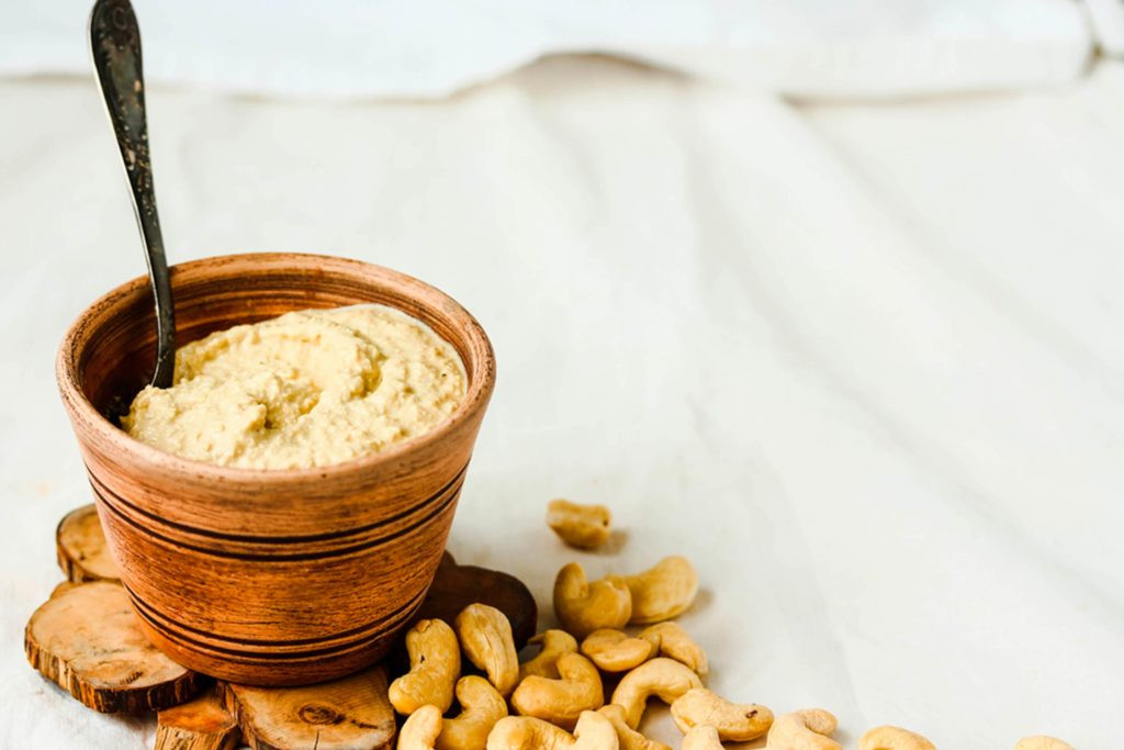 Kem hạt điều: Ngâm hạt điều với nước sau đó xay nhuyễn thành kem sẽ cung cấp protein, chất xơ, sắt và chất béo cho cơ thể của bạn.