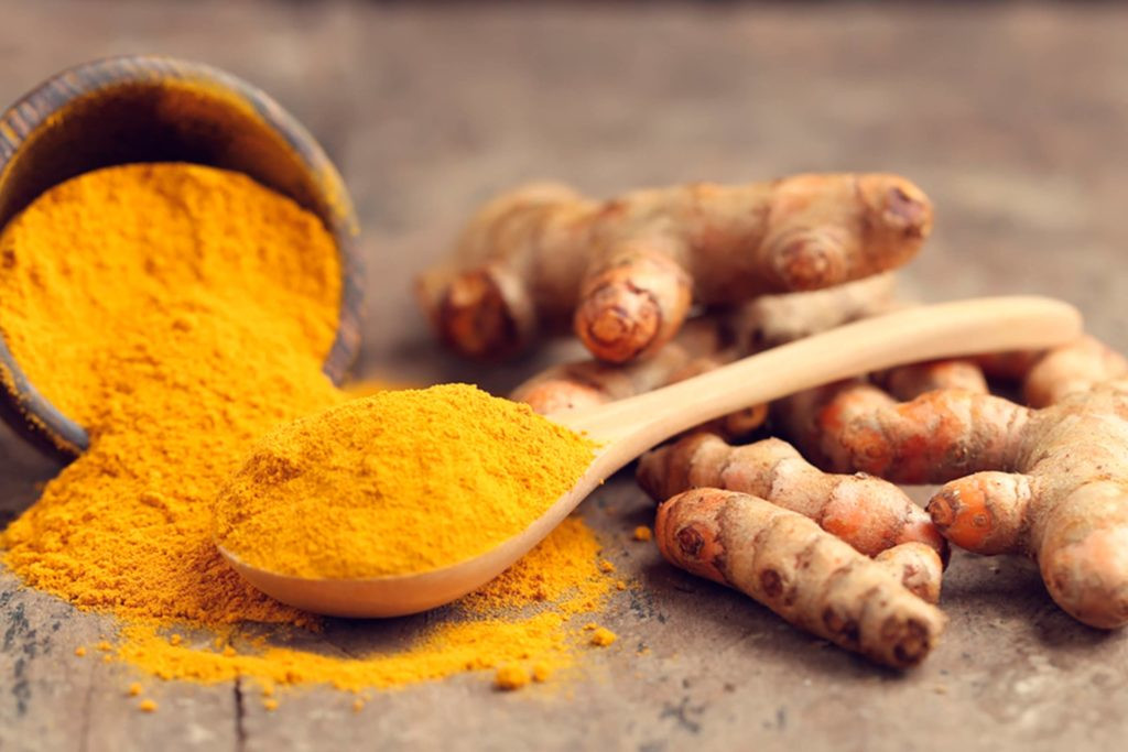 Nghệ: Củ nghệ có tác dụng chống viêm khớp và các bệnh viêm đường ruột. Nên tận dụng gia vị này thực đơn phù hợp hằng ngày bạn nhé.