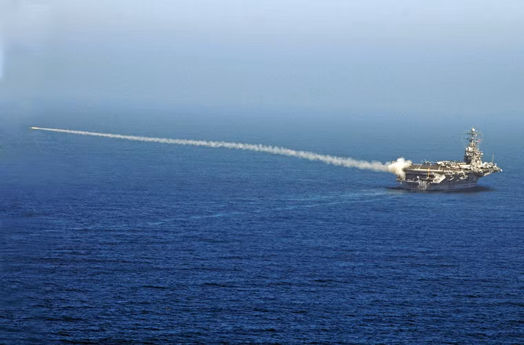 Tên lửa RIM-7 đạt tầm bắn 19-22km (tùy biến thể), độ cao bắn hạ mục tiêu 30m tới 15km, tốc độ hành trình đến 4.256km/h, trang bị đầu tự dẫn radar bán chủ động. Ảnh: Vệt khói của RIM-7 sau khi rời bệ phóng tàu sân bay.