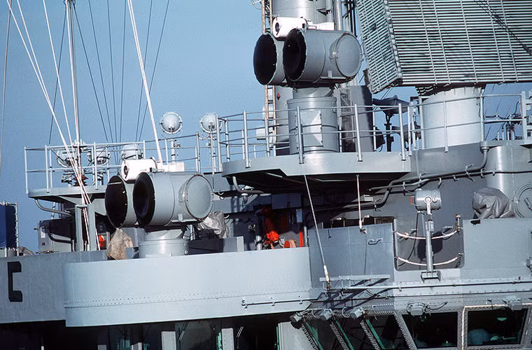 Cận cảnh hai đài radar chiếu rọi mục tiêu Mk-95 sử dụng để dẫn đường cho RIM-7 Sea Sparrow. Trang bị đầu tự dẫn radar bán chủ động, RIM-7 đòi hỏi phải có radar chiếu sóng vào mục tiêu, đầu dẫn trên RIM-7 khi bắt được sóng phản xạ từ mục tiêu sẽ tự động lái đạn về hướng đó.