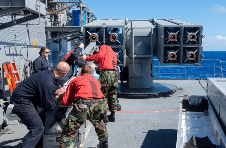 Binh sĩ Mỹ đang đẩy quả đạn tên lửa RIM-7 dài 3,64m vào trong bệ phóng Mk29 trên tàu sân bay CVN-74.