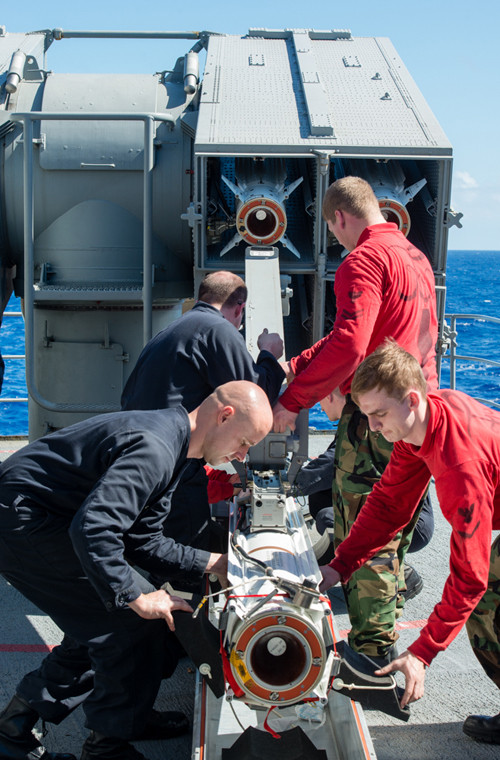 Mỗi quả đạn tên lửa RIM-7 nặng khoảng 231kg.