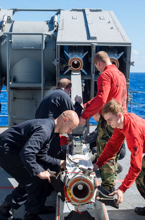 Mỗi quả đạn tên lửa RIM-7 nặng khoảng 231kg.