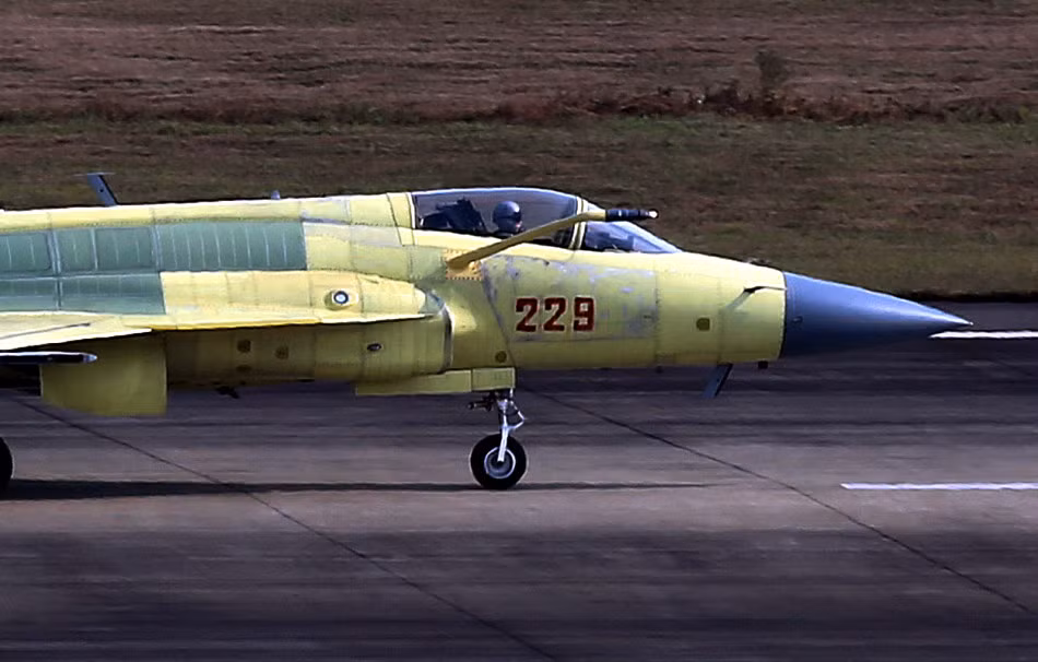 Hình ảnh quân sự Trung Quốc đáng lưu tâm – bay thử mẫu máy bay tiêm kích JF-17 Thunder được trang bị ống tiếp nhiên liệu trên không. JF-17 Thunder hiện là một trong những máy bay chiến đấu rẻ nhất thế giới.