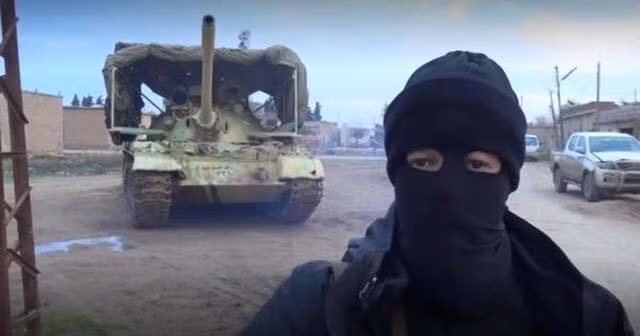 Hình ảnh vũ khí ấn tượng tuần qua – xe tăng T-55 được phiến quân IS ngụy trang với cả “cái lều” trên thân để phòng chống sự phát hiện tấn công từ máy bay Nga.