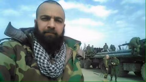 Ảnh tự sướng của binh sĩ Quân đội Syria không đẹp nhưng lại để lộ điều quan trọng nhất – tổ hợp pháo phản lực BM-30 Smerch đã được Nga triển khai tới Syria.