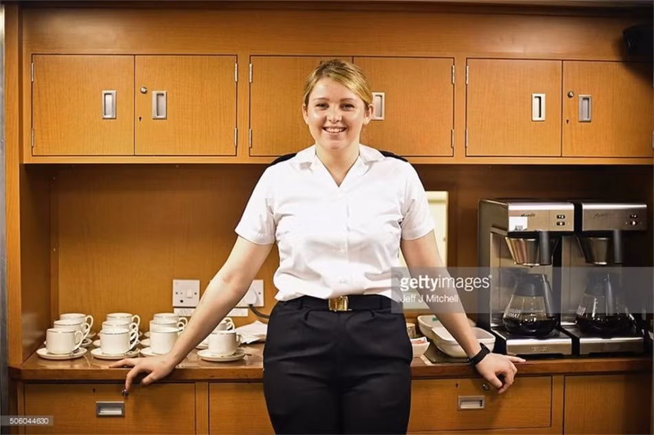 Thủy thủ đoàn tàu ngầm hạt nhân Astute gồm 98 người và có cả nữ giới.