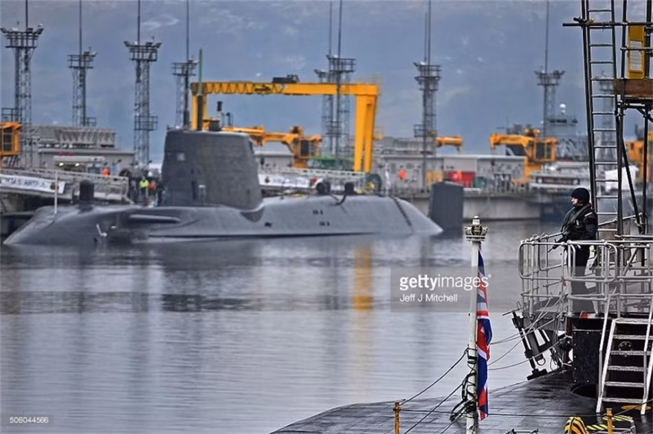  Tàu ngầm hạt nhân lớp Astute có lượng giãn nước toàn tải khi nổi là 7.000 tấn, khi lặn là 7.400 tấn, dài 97m, rộng 11,3m, mớn nước 10m.