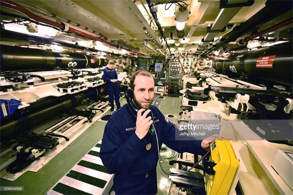 Ngư lôi Spearfish được thiết kế để chống tàu ngầm và hạm nổi, được dẫn đường qua dây dẫn hoặc sonar chủ động - bị động. Ngư lôi nặng 1,85 tấn, dài 7m, chứa thuốc nổ PBX 300kg, tầm bắn 54km với tốc độ bơi 150km/h.