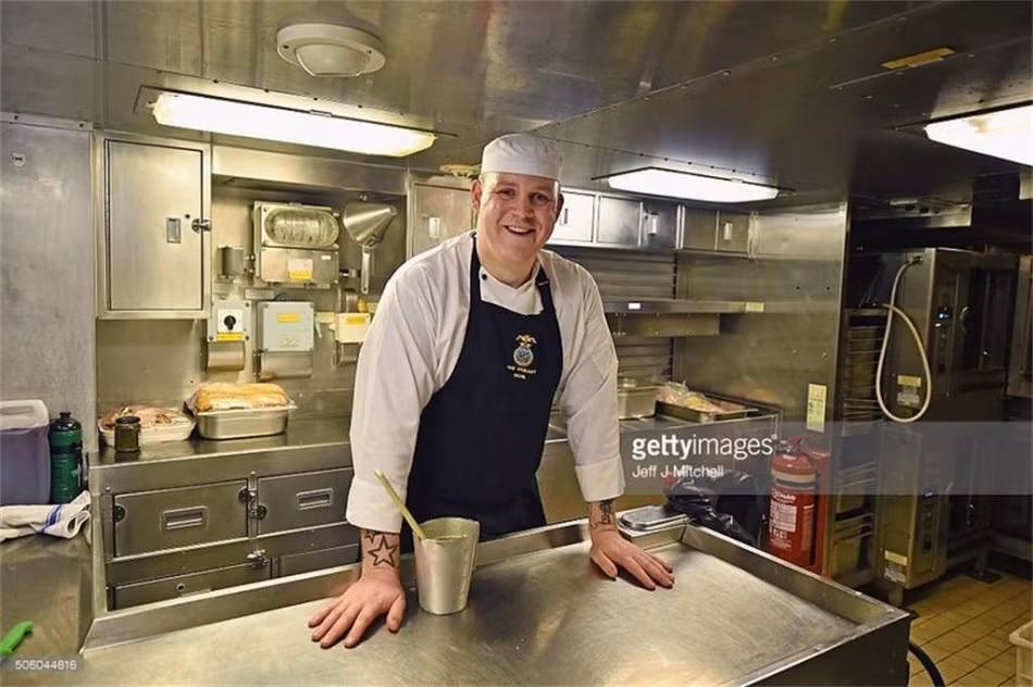 Với lò phản ứng hạt nhân PWR 2, tàu ngầm lớp Astute có tầm hoạt động không giới hạn, dẫu vậy con tàu vẫn phải về căn cứ tiếp tế thực phẩm. Ảnh: Khu vực phòng bếp của tàu ngầm.