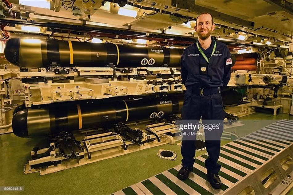 Cả ngư lôi và tên lửa đều được triển khai qua các máy phóng ngư lôi.