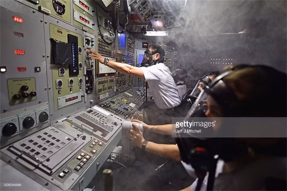 Khoang lái trong tình huống diễn tập đối phó sự cố rò rỉ khí độc hại.