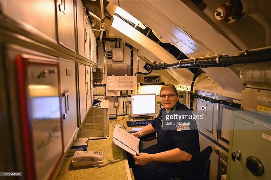 Đáng ngạc nhiên là có khá nhiều thủy thủ nữ, kể cả các thủy thủ lớn tuổi trên một trong những tàu ngầm hạt nhân tiên tiến nhất của Anh Quốc.